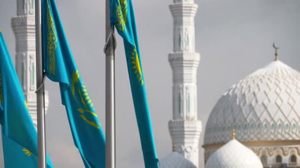 Banderas y cúpula de mezquita — Vídeos de Stock