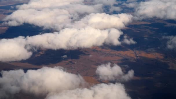 Luftaufnahme aus absteigendem Flugzeug — Stockvideo