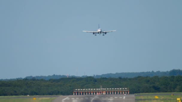 Flugzeug nähert sich vor der Landung — Stockvideo