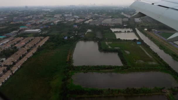 Avion approchant avant l'atterrissage sous la pluie — Video