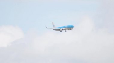KLM Boeing 737 yaklaşıyor
