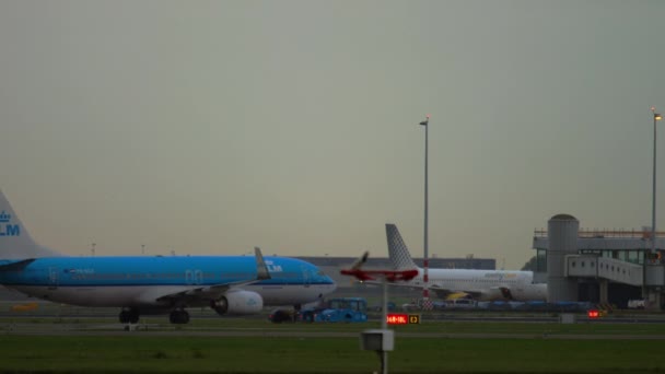Klm オランダ航空ボーイング 737 をけん引 — ストック動画