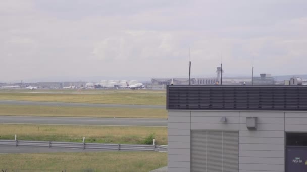 Lufthansas boeing 747 take-off — Stockvideo