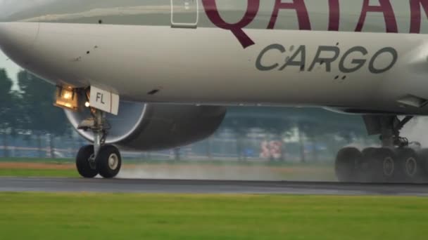 Qatar Cargo Boeing 777 vertrek — Stockvideo