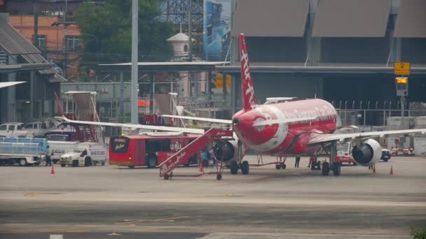 プーケット空港にエアアジアの飛行機 — ストック動画
