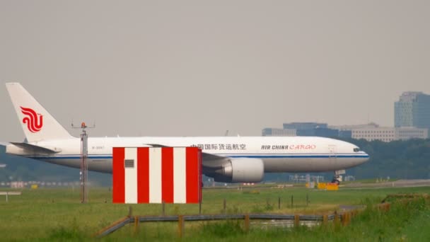 Airfreighter taxiing after landing — Stock Video