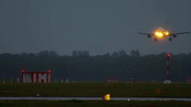 Flugzeug nähert sich vor der Landung — Stockvideo