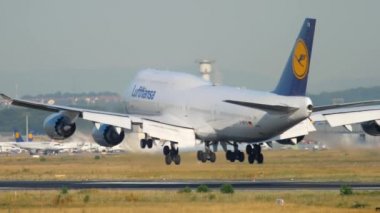 Frankfurt 'a inen uçak