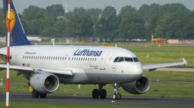 Uçak kalkıştan önce kalkıyor.