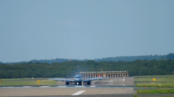 Avión en rodaje después del aterrizaje — Vídeos de Stock