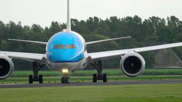 KLM Dreamliner taxiën — Stockvideo