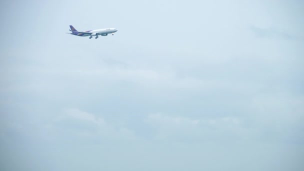 Airbus 330 приближается к океану — стоковое видео
