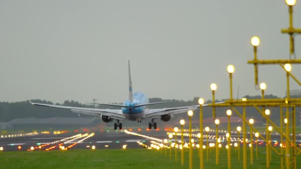 KLM Boeing 737 atterraggio — Video Stock