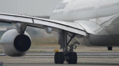 Airbus A330 kalkıştan önce yükleniyor