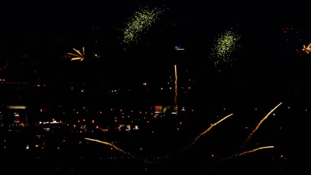 Feux d'artifice clignotant dans la soirée 