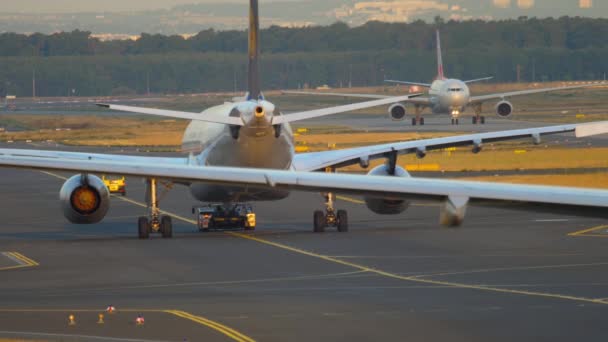 Tráfico en el aeropuerto de Frankfurt — Vídeos de Stock