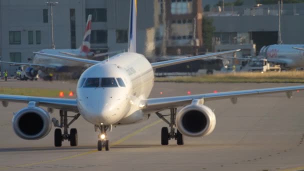 Embraer Erj-190 taxning — Stockvideo