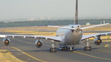 Airbus 340 servise çekme