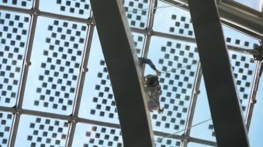 Küre binanın içindeki cam Köprüsü