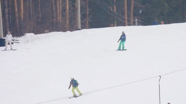 Туристи відпочивають в горах гірськолижного курорту — стокове відео