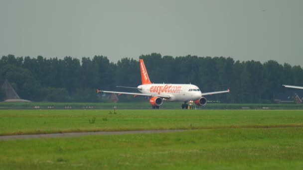 EasyJet Airbus 320 taxning — Stockvideo