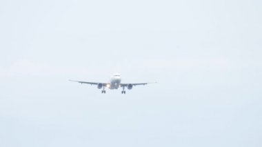 Phuket havaalanına iniş uçak