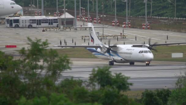 Bangkok airways turboprop uçak Taksilemek — Stok video