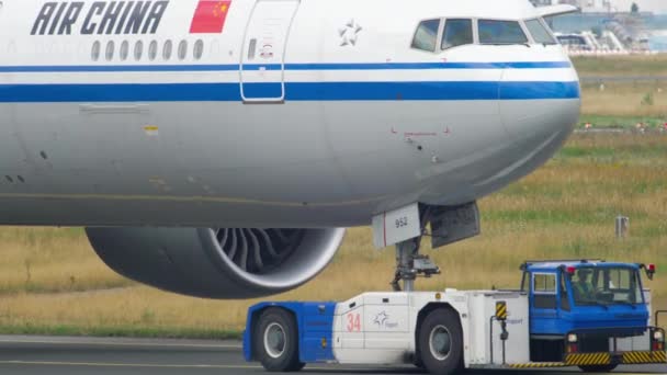 운행을 중단 한 보잉 777 여객기 — 비디오