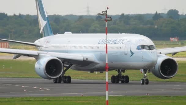 Airbus A350 Рулювання в Дюссельдорфі — стокове відео