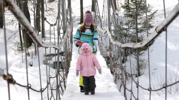 Moeder met een drie-jaar-oude dochter op schorten brug — Stockvideo