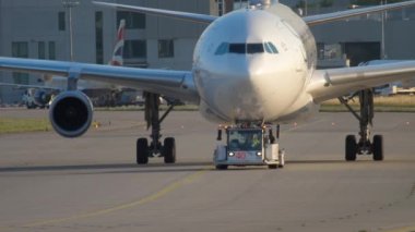 Airbus 340 servise çekme