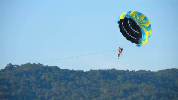 Parasailing extrem sport — Stockvideo