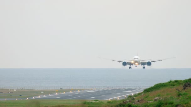 Großraumflugzeug im Anflug über Ozean — Stockvideo