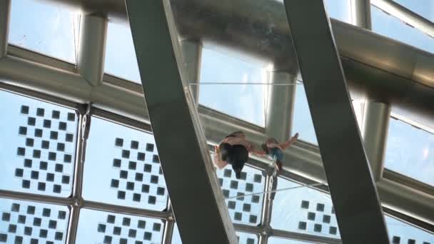 Puente de cristal dentro del edificio Globe — Vídeos de Stock