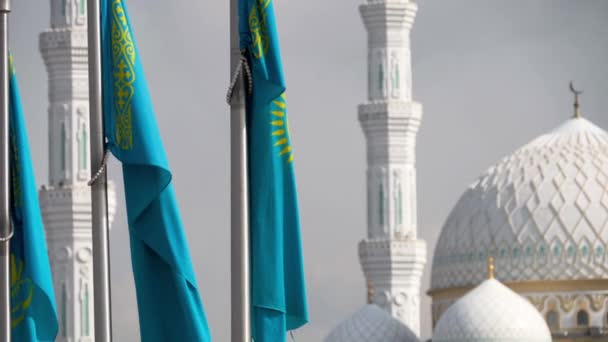 Banderas y cúpula de mezquita — Vídeos de Stock