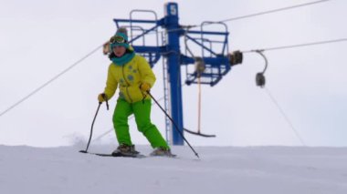 Benim üzerime kayakçı kız yokuş aşağı