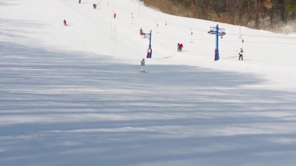 Les touristes se détendent à la station de ski de montagne — Video