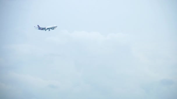 Airbus 330 приближается к океану — стоковое видео