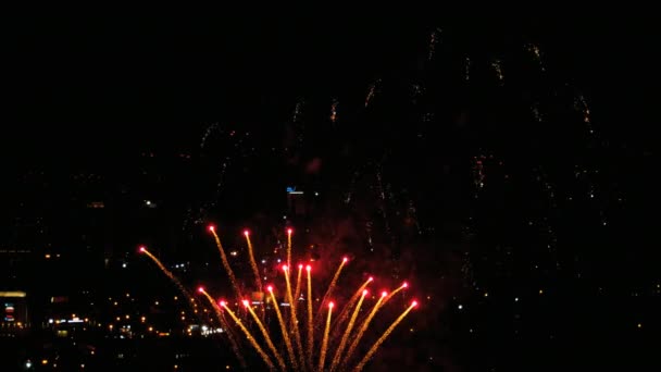 Feux d'artifice clignotant dans la soirée 