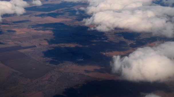 Pemandangan udara dari pesawat yang mendarat — Stok Video