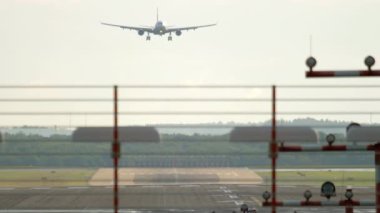 Geniş gövdeli uçak yaklaşıyor.