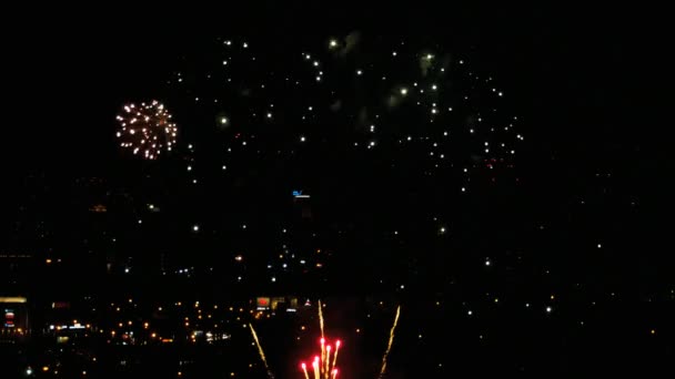 Feux d'artifice clignotant dans la soirée 