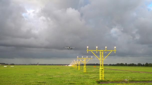 Atterraggio aereo sulla pista illuminata — Video Stock