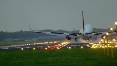 Işıklı pist iniş uçak