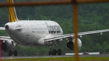 Kaplan Airbus A320 gidiş daha önce hava.