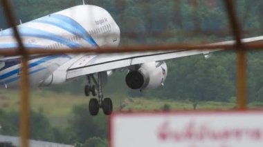 Airbus A319 Phuket havaalanına iniş