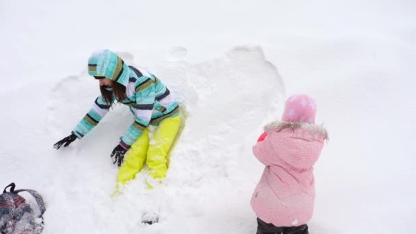 Mamma med en tre-åriga dotter spela snöbollar — Stockvideo