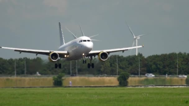 Düstere Landung eines Airbus A320 — Stockvideo