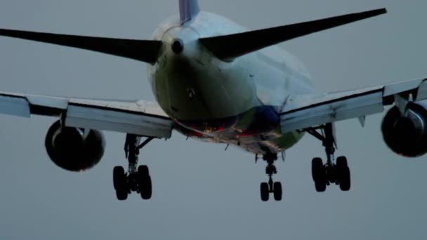 Samolot lądujący w oświetlony pas startowy — Wideo stockowe