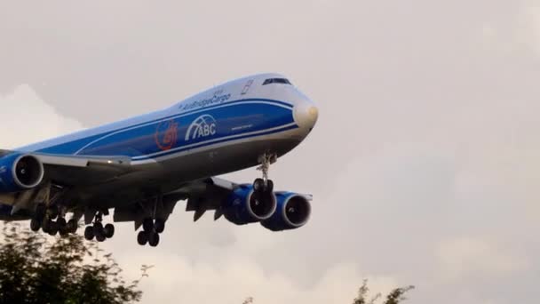 Luftbrücke Cargo Boing 747 im Anflug — Stockvideo